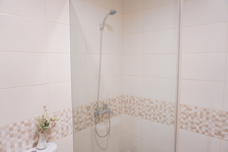 Bathroom 5, Comfy and Elegant 2BR at Tamansari Iswara Apartment By Travelio, Bekasi