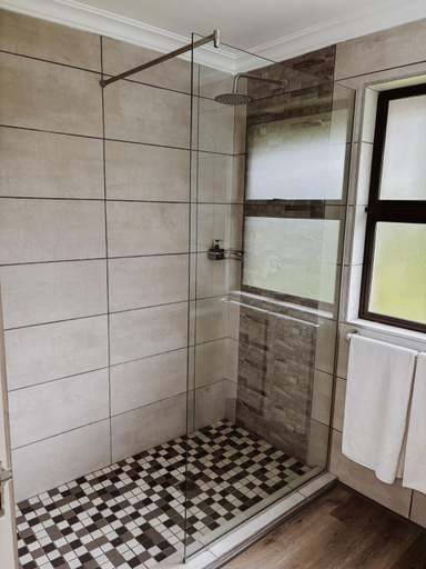Bathroom 4, Santai guesthouse, Bojanala