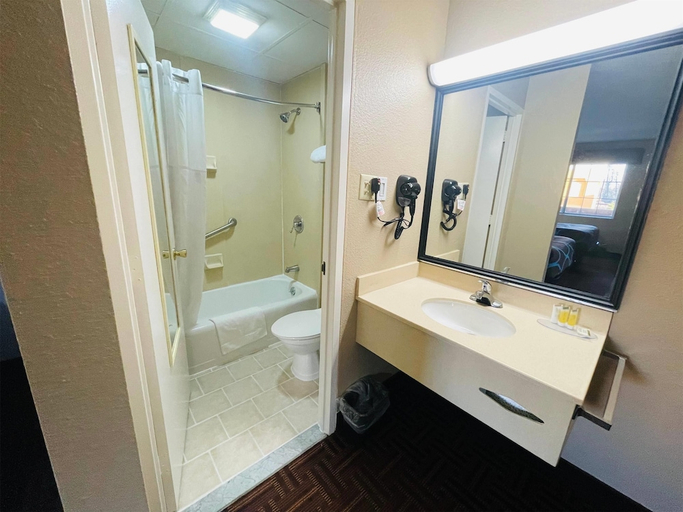 Bathroom 5, Super 8 by Wyndham Gloucester, Camden