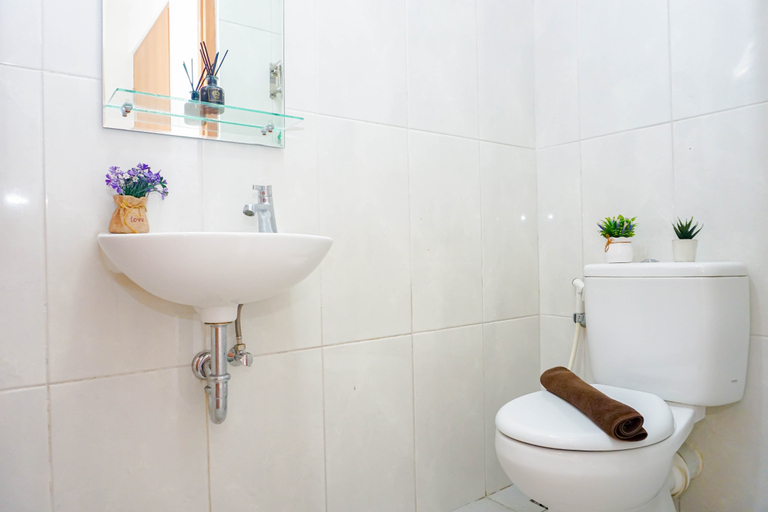 Bathroom 5, Wondrous Space 2BR at Apartment Evenciio Margonda By Travelio, Depok
