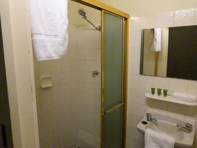 Bathroom, AMBASSADORS HOTEL ADELAIDE, Adelaide