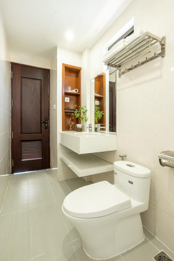Bathroom 3, New Tourane Hotel, Da Nang