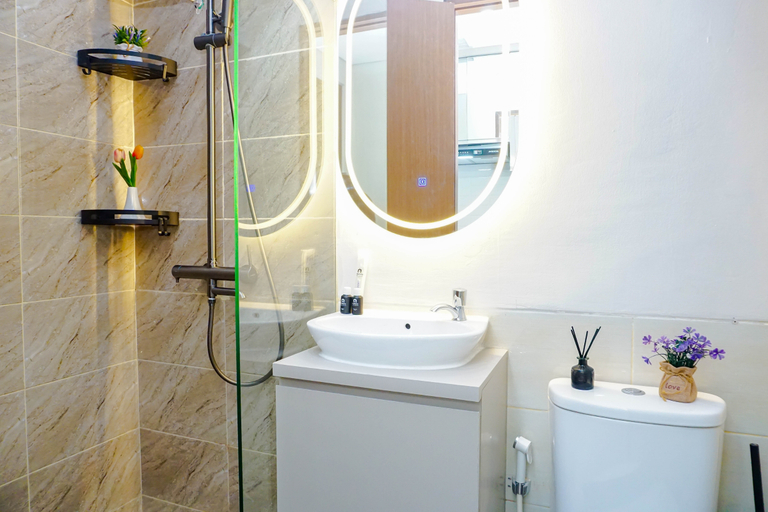 Bathroom 5, Studio at Transpark Juanda Bekasi Timur Apartment By Travelio, Bekasi