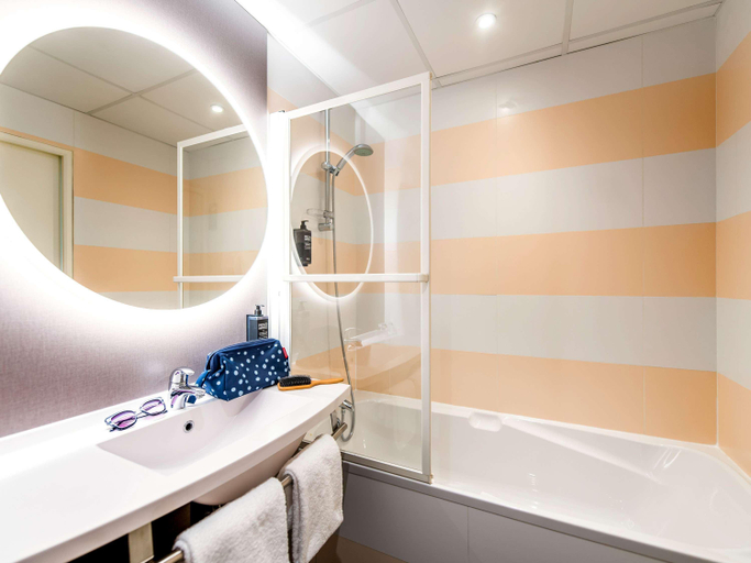 Bathroom 5, ibis Styles Rennes Cesson, Ille-et-Vilaine