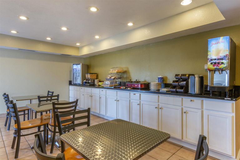 Food & Drinks 5, SureStay by BestWestern Chambers Petrified Forest, Apache