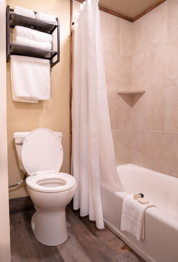 Bathroom 4, Elkhorn Cabins And Inn, Gallatin