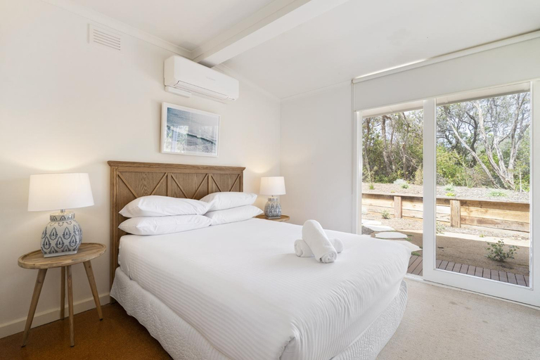 Bedroom 3, Spacious Coastal 4-bed Steps From the Sand, Melbourne