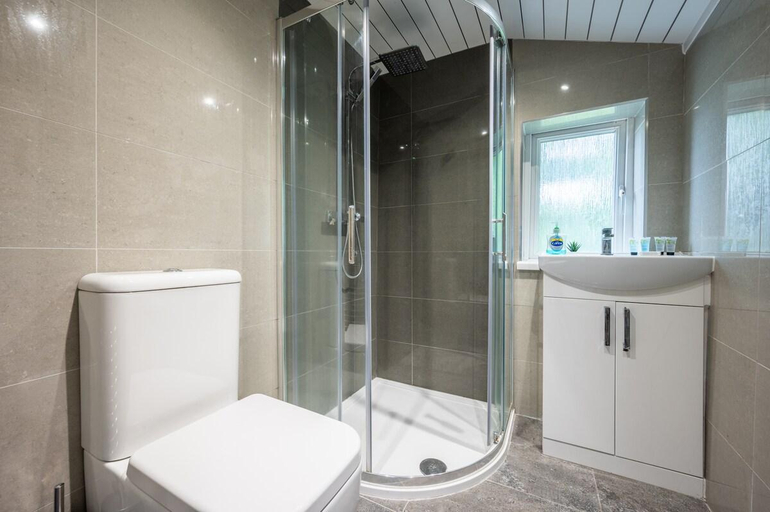 Bathroom 2, Chapel Lodge by Tŷ SA, Newport