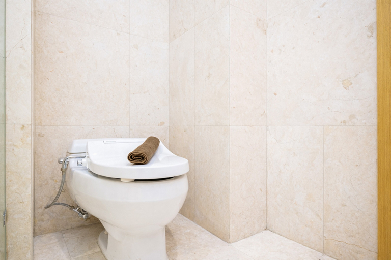 Bathroom 5, White Tone 2BR with City View at Capitol Suites Apartment By Travelio, Jakarta Pusat