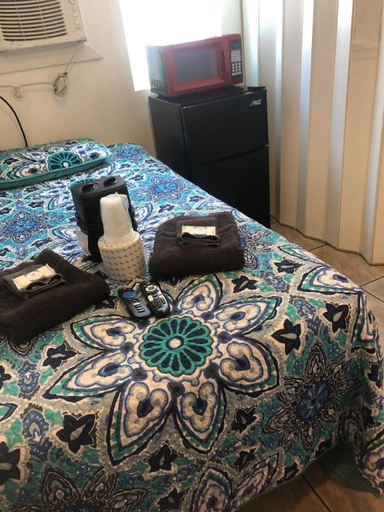 Bedroom 2, Crown Inn & Suites, San Diego