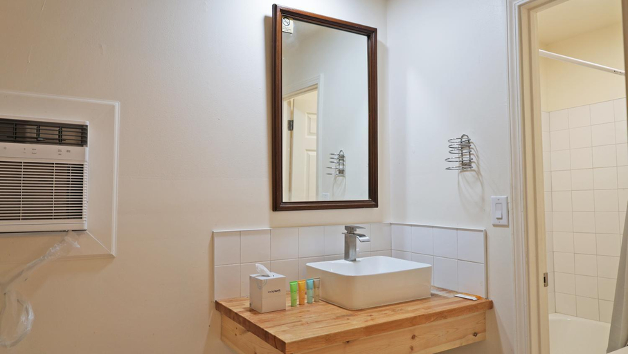 Bathroom 3, Sawmill Lodges Motel, Kingfisher