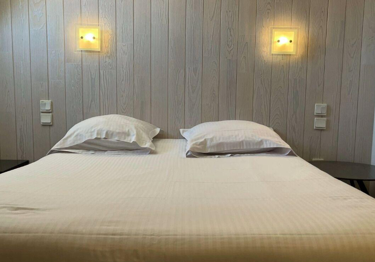 Bedroom 4, Hotel Le Lacuzon, Jura