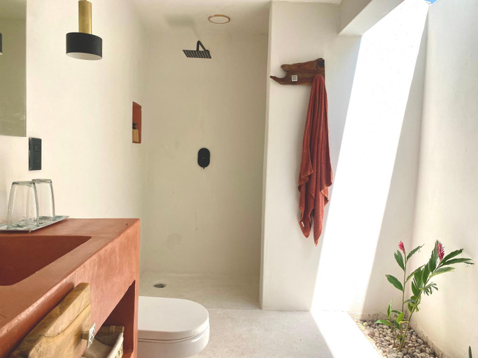 Bathroom 3, Kasa Koh, Dist. Pochutla