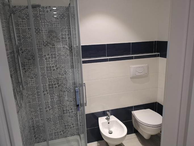 Bathroom 2, R & D, Sassari