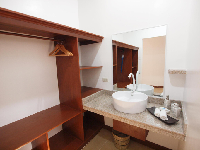 Bathroom, CBC (Pura Vida Cabilao), Loon