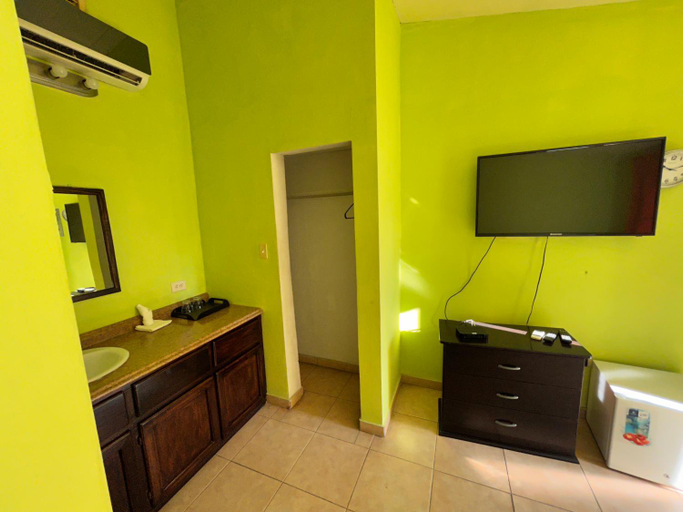 Others 3, Arawak Hotel, Léogâne