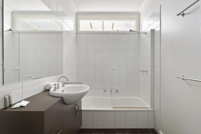 Bathroom 5, Spacious Coastal 4-bed Steps From the Sand, Melbourne