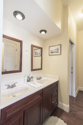 Bathroom 4, Light Horse Inn, Jefferson