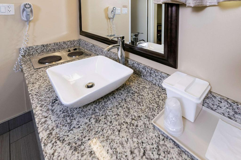 Bathroom 4, Econo Lodge Inn & Suites Medicine Hat, Division No. 1