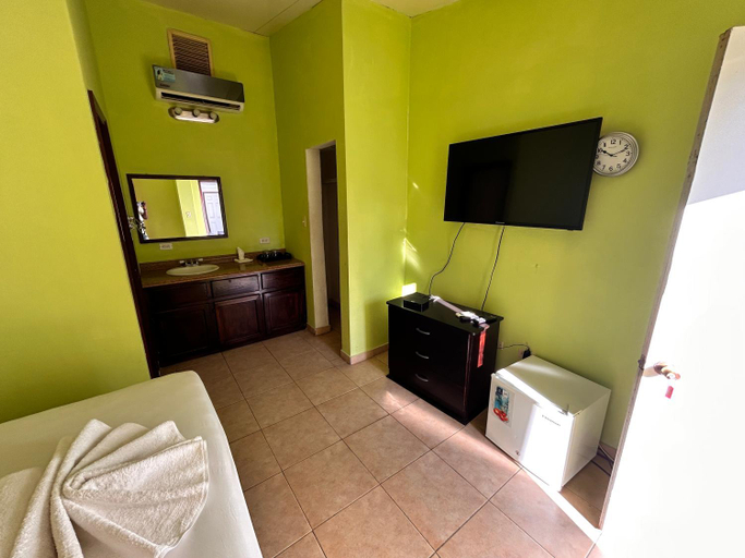 Others 5, Arawak Hotel, Léogâne
