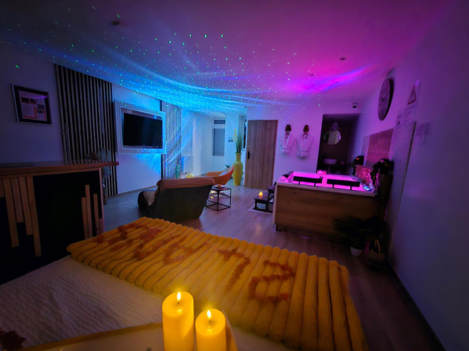Bedroom, Escale dans un Cocon Spa Privatif & Design, petit dejeuner compris, Nord