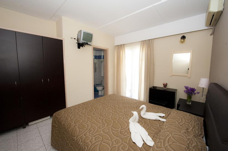 Bedroom 2, Hotel Koala, South Aegean