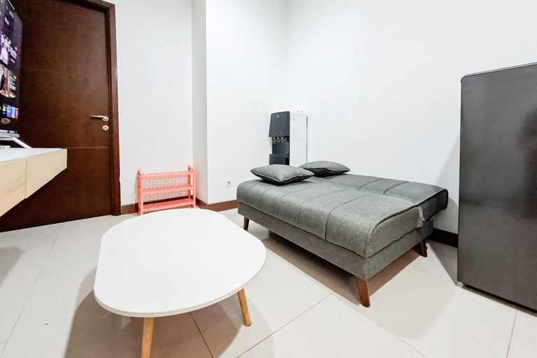 Living Room 4, White Tone 2BR at Springwood Residence Tangerang By Travelio, Tangerang