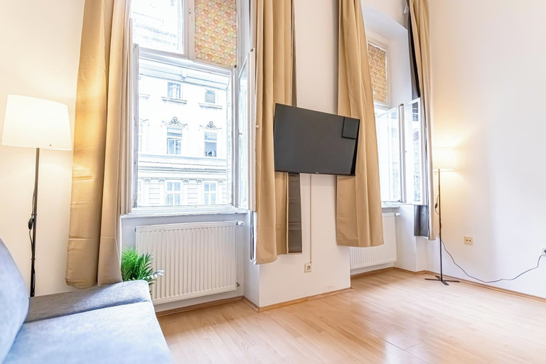 View from room 2, Budget Friendly Room for 3 Lugner City, Wien
