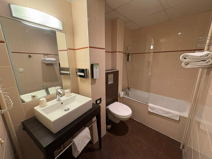 Bathroom 5, Hotel Kyriad Dijon - Gare, Côte-d'Or