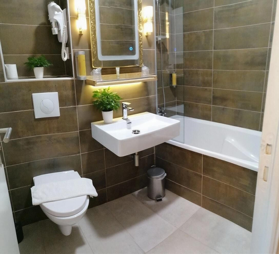 Bathroom 4, Hotel La Buissonniere, Nièvre