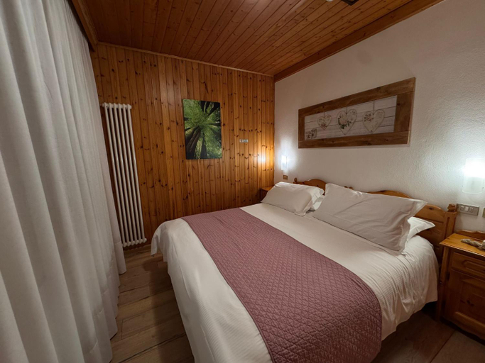 Bedroom 3, Albergo Scoiattolo Dolomites Experience, Belluno