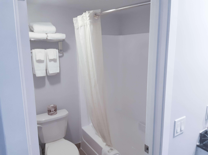 Bathroom, Motel 6 Brooks, AB, Division No. 2
