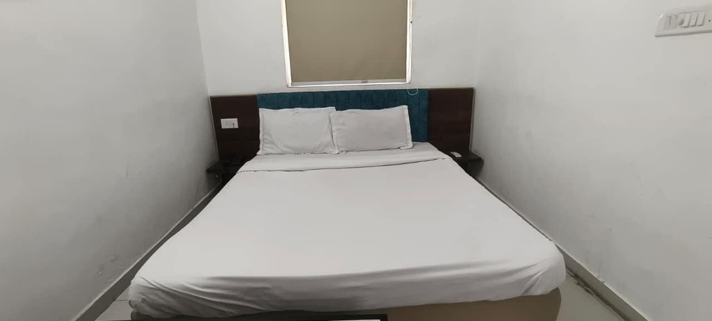 Room 2, Royal Night Guesthouse - Daman, Daman