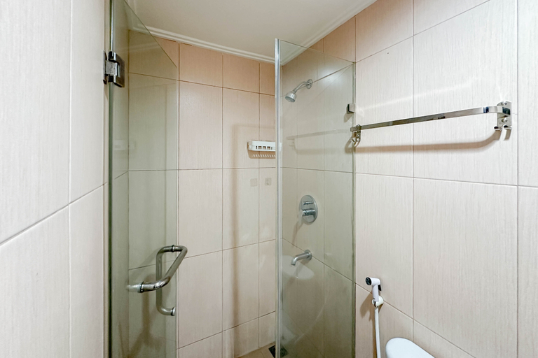 Bathroom 5, Modern Studio with Strategic Location at Tamansari Papilio Apartment By Travelio, Surabaya