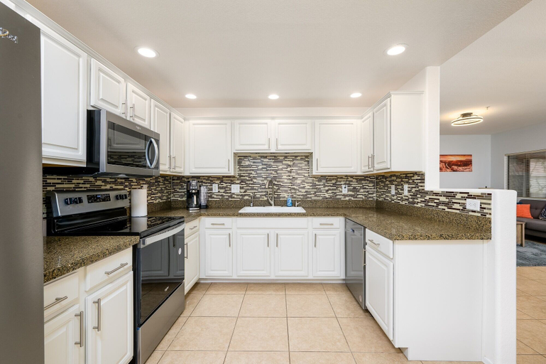 Private kitchen 3, Villa Cortina 2 Bedroom Condo by RedAwning, Maricopa