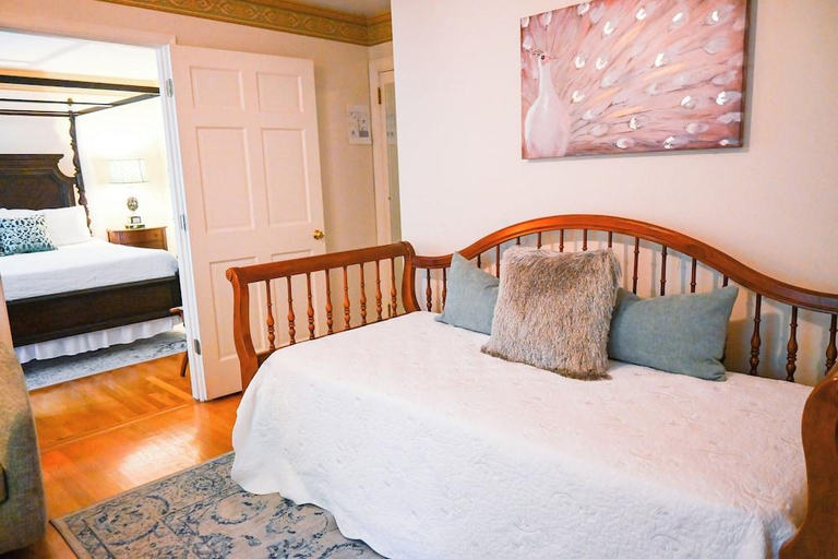 Bedroom 2, Colonial Gardens, James City