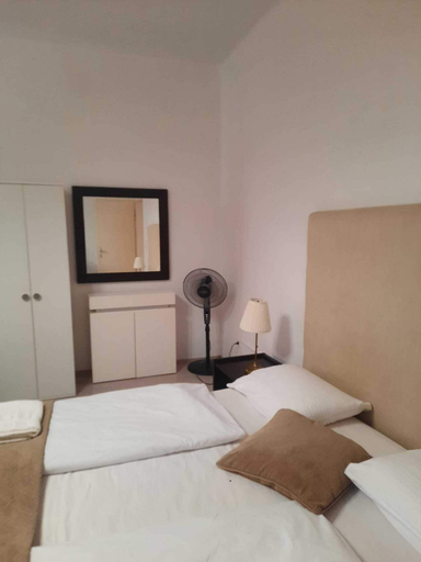 Room 3, Budget 2BR Apartment For Extended Stay, Wien