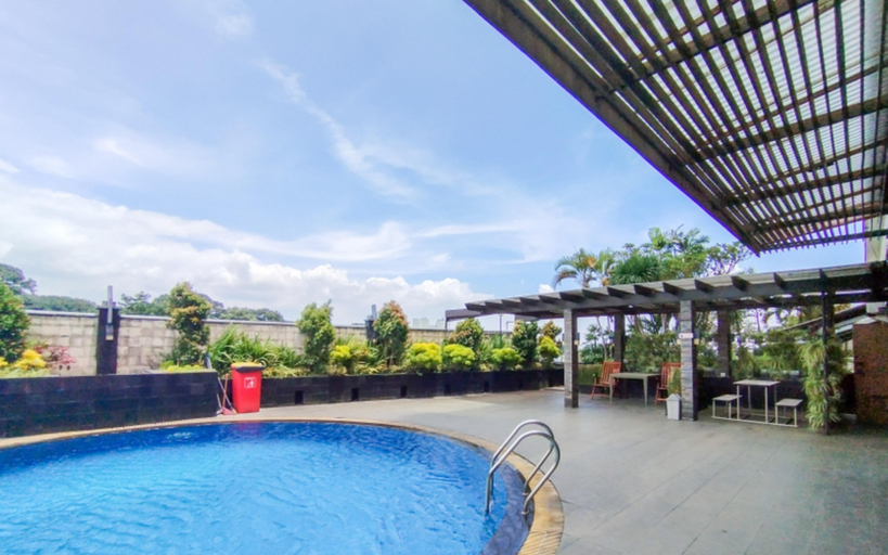 Swimming Pool 5, Spacious White 3BR at Grand Setiabudi Apartment By Travelio, Bandung