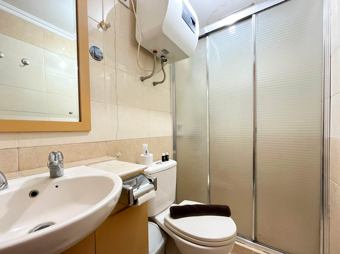 Bathroom 4, Spacious White 3BR at Grand Setiabudi Apartment By Travelio, Bandung