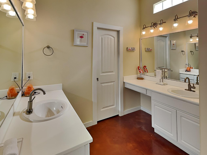 Bathroom 4, Dock Holiday, Nueces
