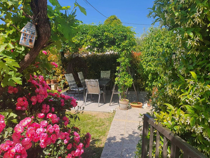 Others 5, Garden Oasis - Kaštel Lukšić, Kaštela