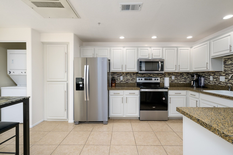 Private kitchen 2, Villa Cortina 2 Bedroom Condo by RedAwning, Maricopa