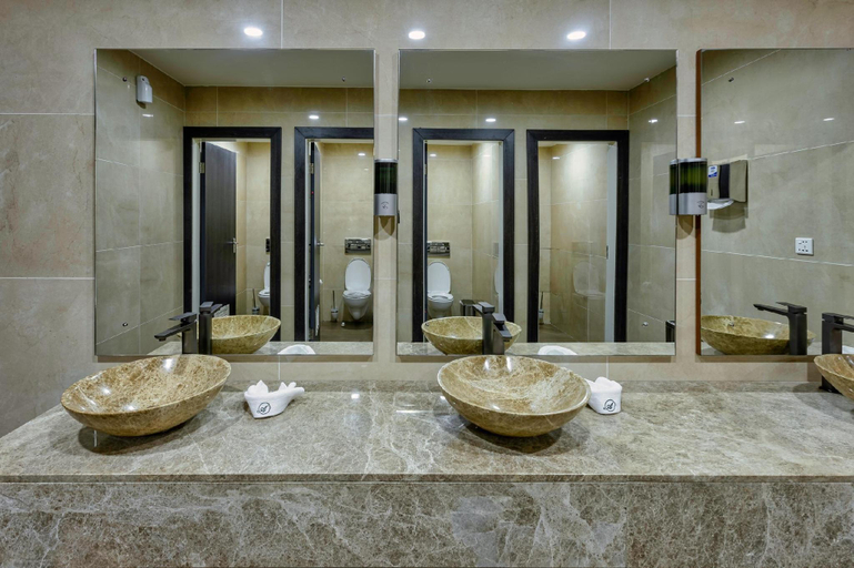 Bathroom 5, Alisa Hotel Tema, Tema