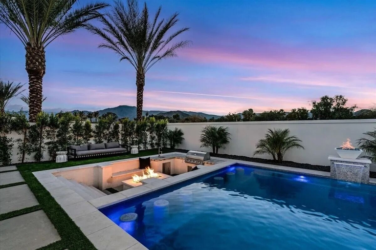 Pool 2, The Bravo Villas by AvantStay, Riverside
