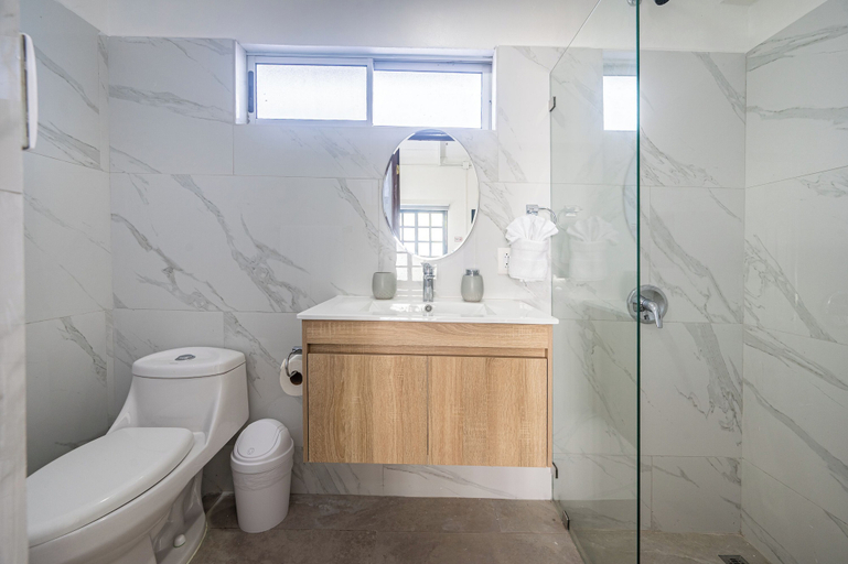 Bathroom 4, Ozeano Jaco, Garabito