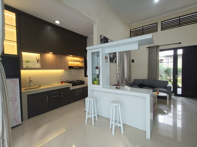 Others 4, Villa Kusuma Pinus M12, Malang