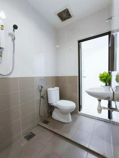 Bathroom 5, Bukit Beruang Private Pool Villa by Jeffery Lam Home Management, Malacca City
