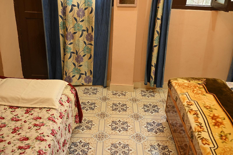 Room 4, Vaishnavi Paying Guest House, Chandauli