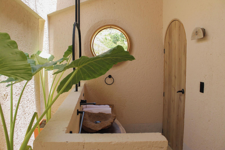 Bathroom 5, Hotel Tahiti, Fredonia