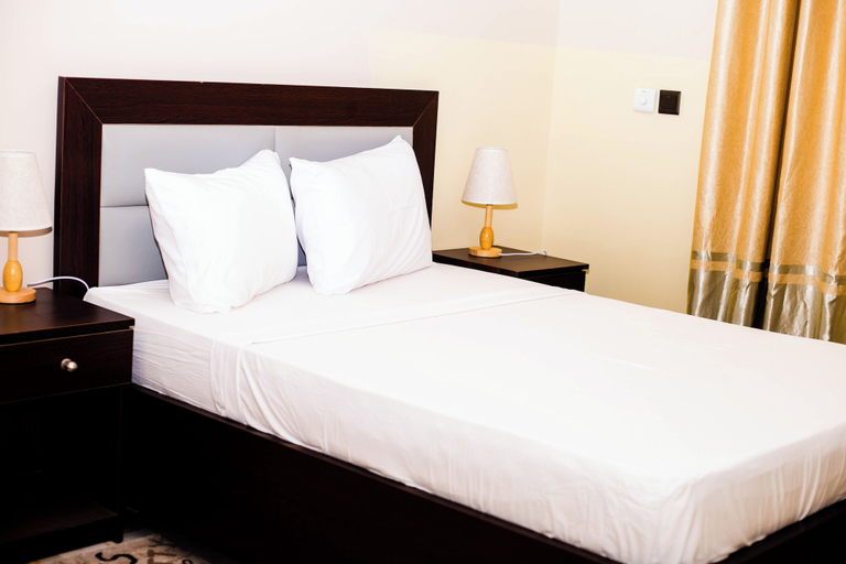Room 5, De GraceManuel Terrace, Ga West